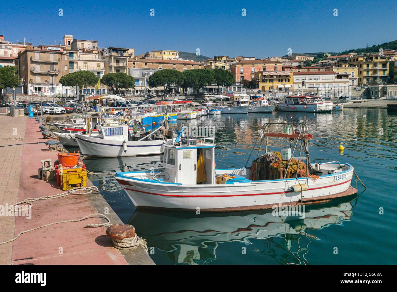 Bunte Fischerboote liegen am Hafen von Marina di Camerota. Marina di Camerota, Kampanien, Italien, Juni 2022 Stockfoto