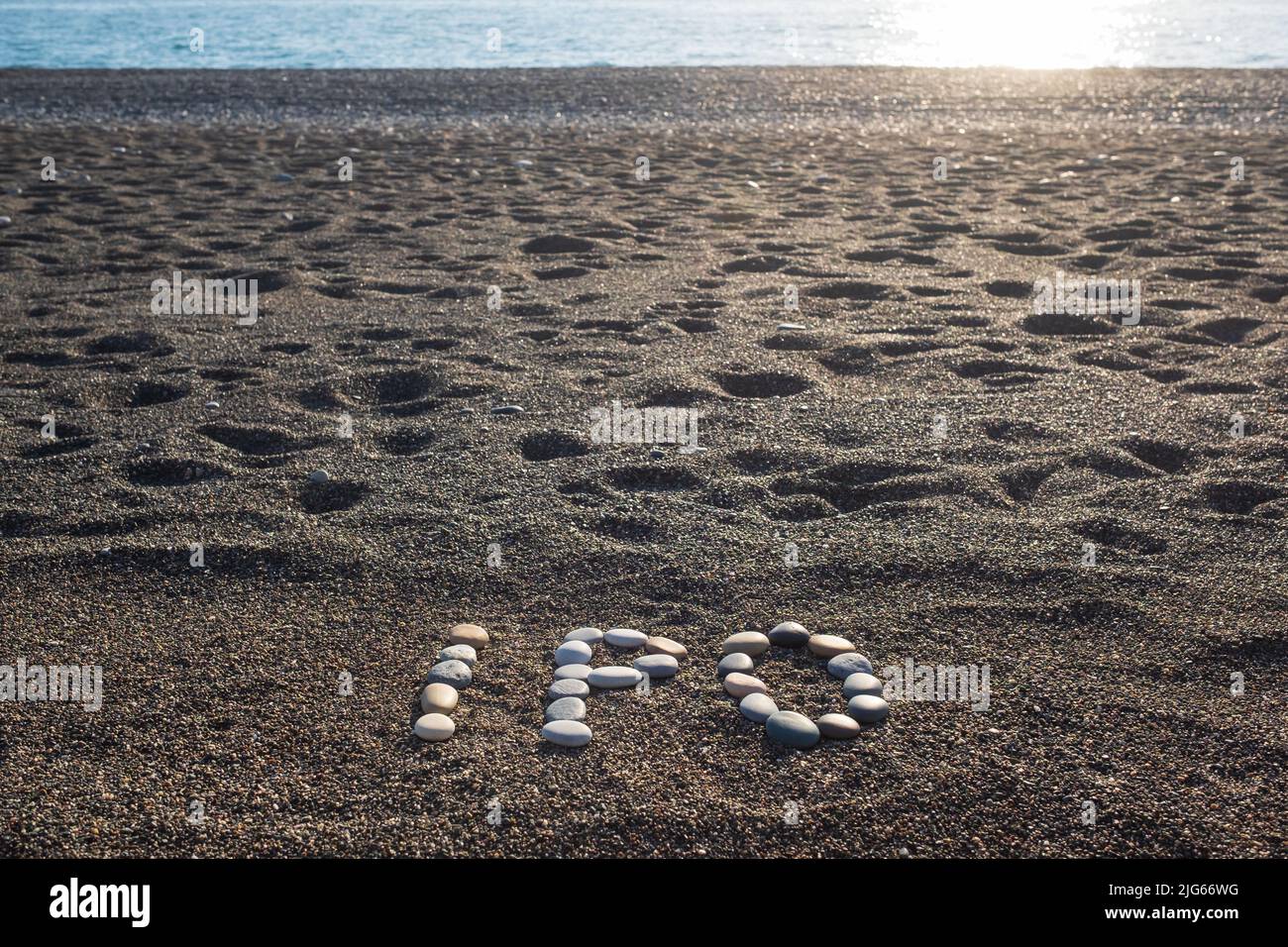 IPO Abkürzung durch Steinbuchstaben am Sandstrand. Der Börsengang ist ein erster öffentlicher Börsengang Stockfoto
