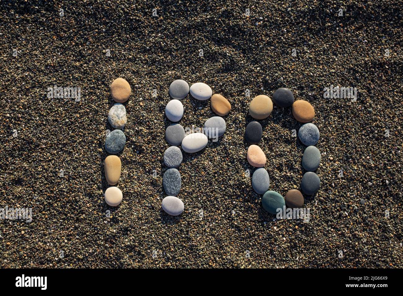 IPO Abkürzung durch Steinbuchstaben am Sandstrand. Der Börsengang ist ein erster öffentlicher Börsengang Stockfoto