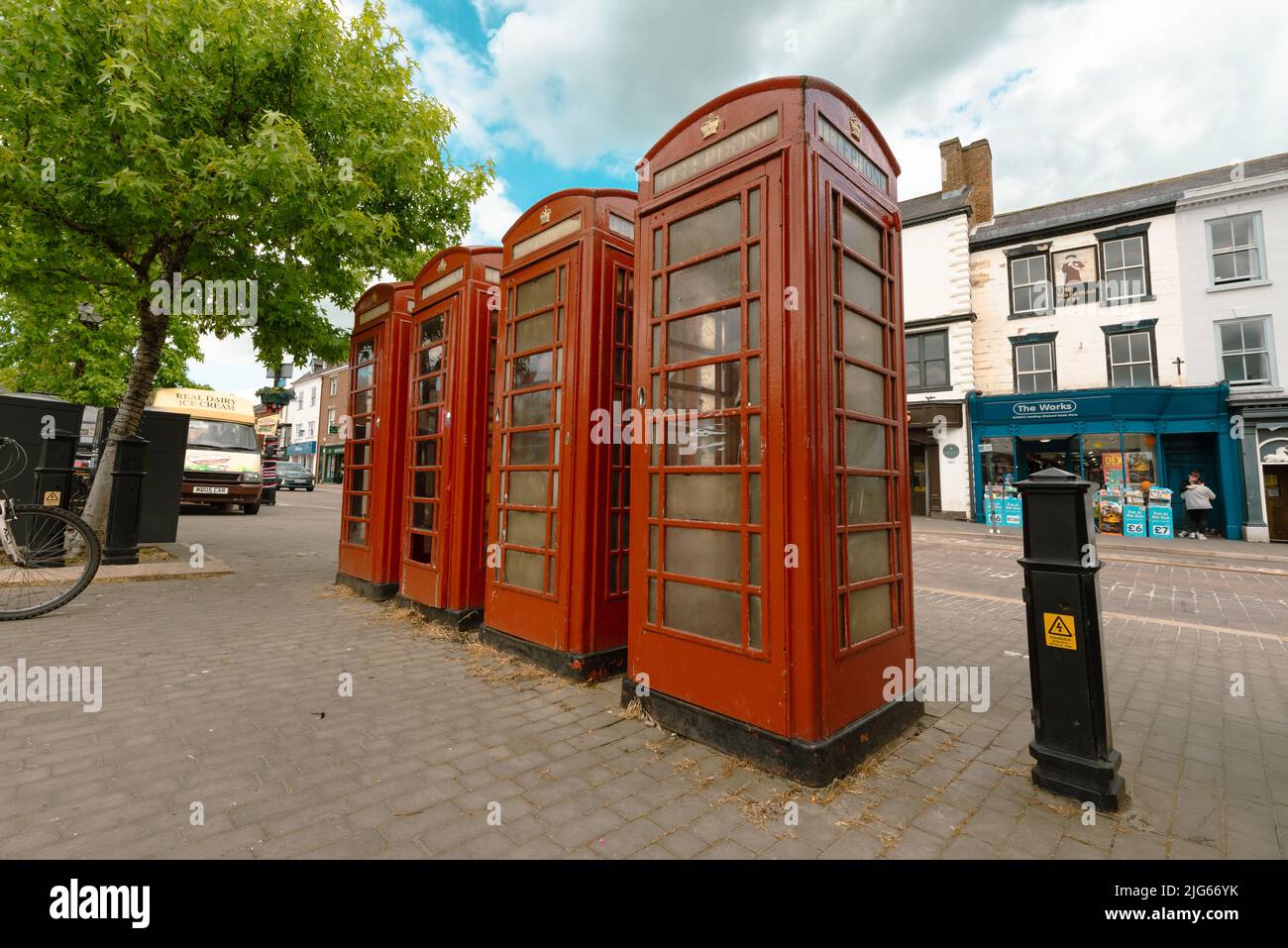 Eine Reihe roter Telefonzellen in Ripon Stockfoto