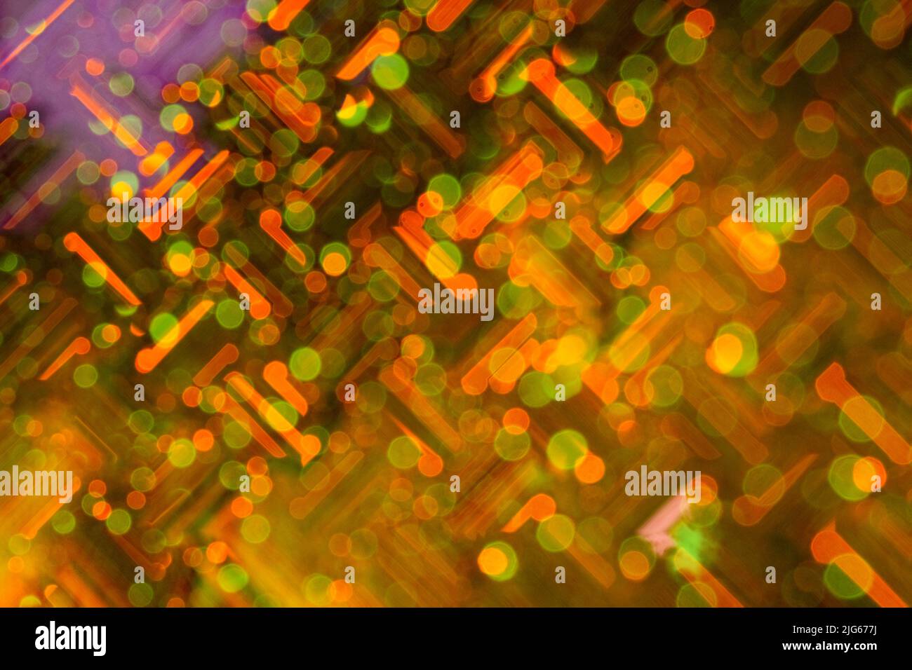 Grüne und orange Highlights, abstraktes Bokeh, romantischer Hintergrund. Stockfoto
