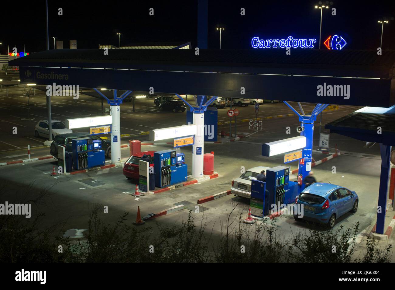 Badajoz, Spanien - 21.. Jan 2019: Nachttanker. Carrefour Tankstelle, Badajoz, Spanien Stockfoto