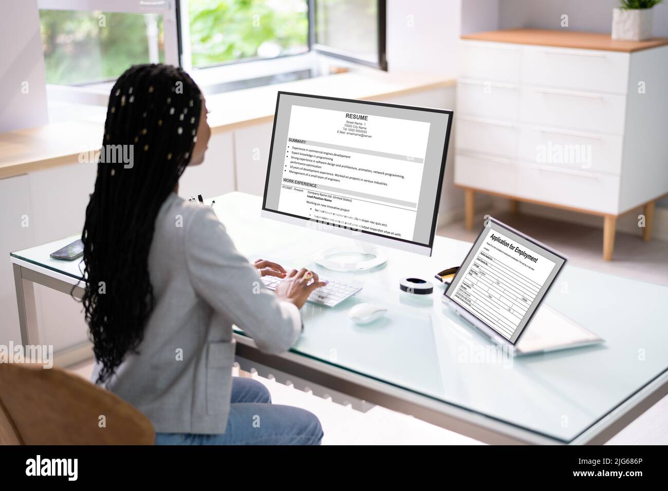 African American Resume CV Vorbereitung auf Laptop-Computer Stockfoto