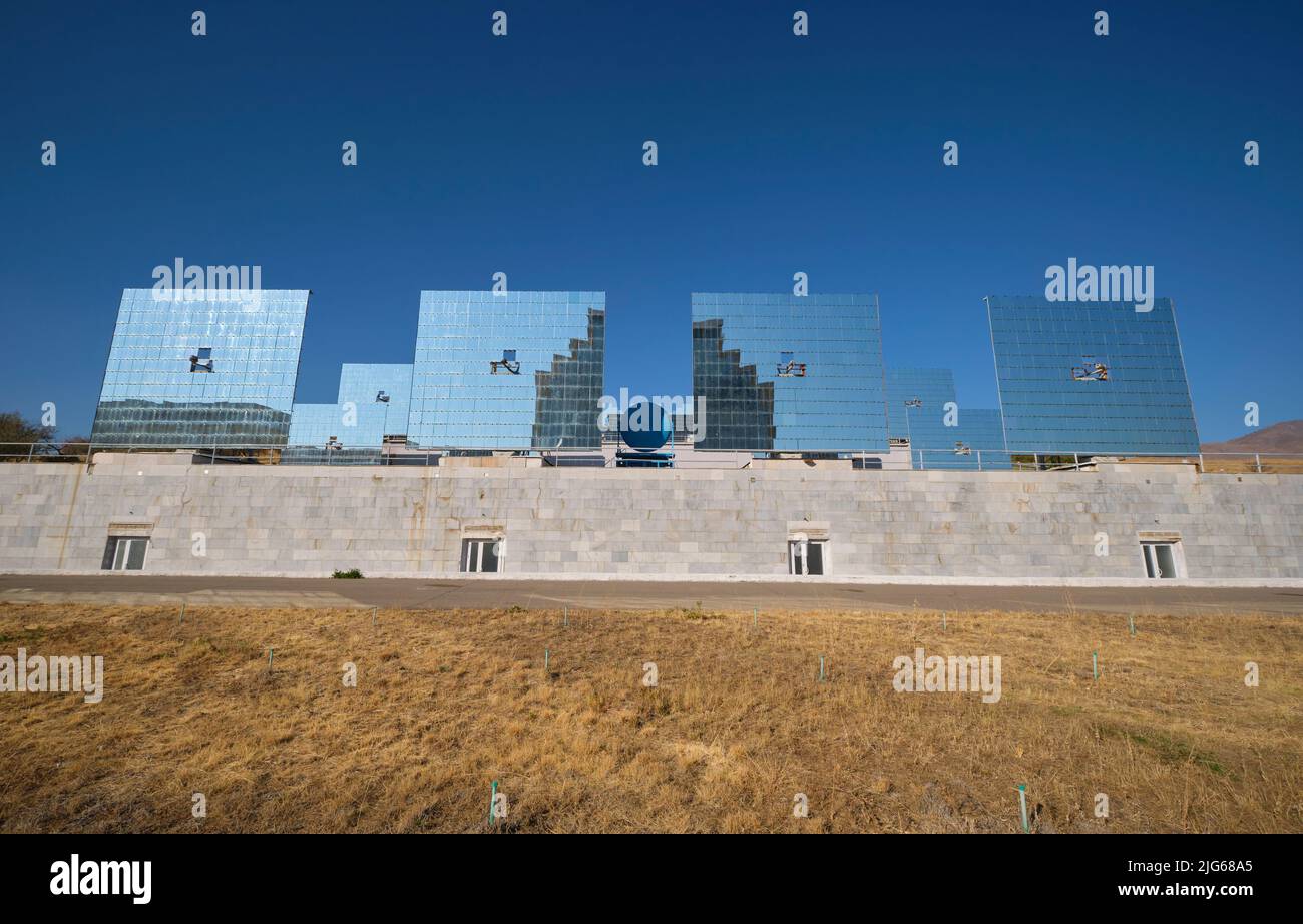 Die Reihen von Spiegeln, die das Licht auf den riesigen, gekrümmten Konzentrator am Physik-Institut der Sonne für Physik und Technologie lenken. In Parkent, Stockfoto