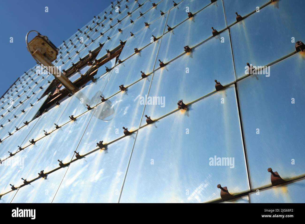 An der Physik des Sonneninstituts für Physik und Technologie. In Parkent, in der Nähe von Taschkent, Usbekistan. Stockfoto