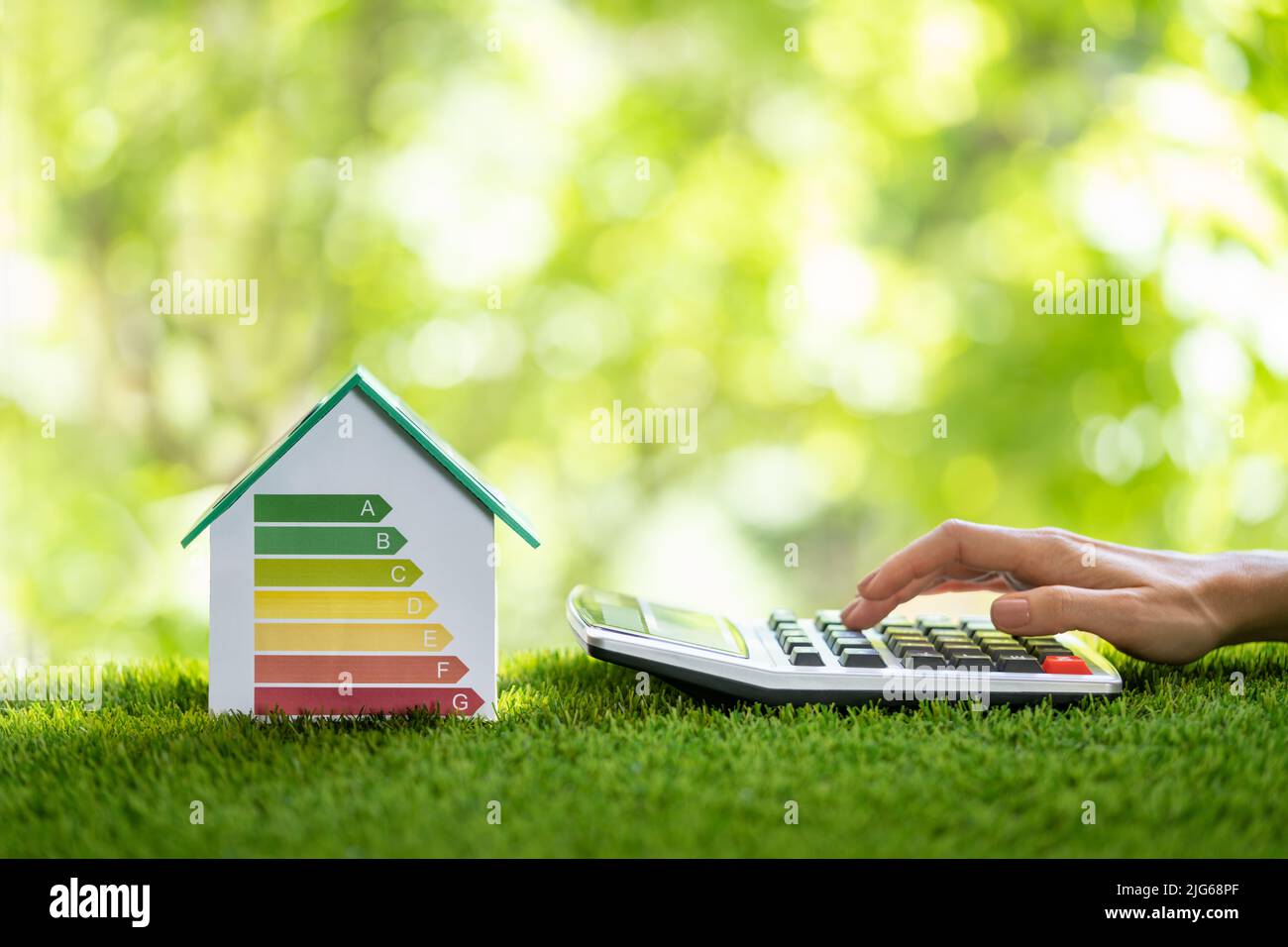 Energieeffiziente Hausprüfung Mit Rechner. Hoher Wirkungsgrad Stockfoto