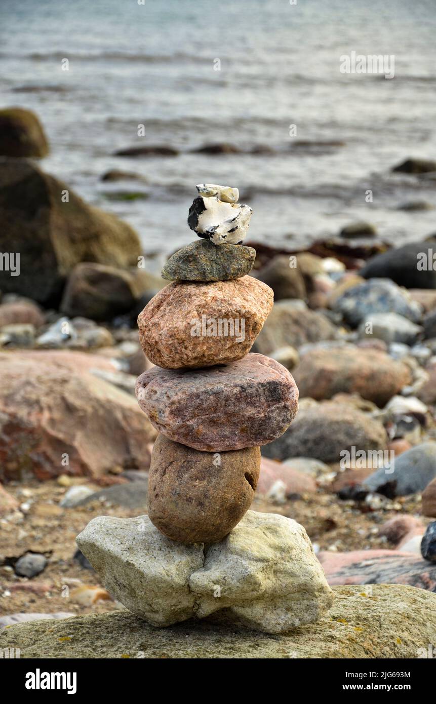 Eine Steinpyramide an einem steinigen Strand Stockfoto