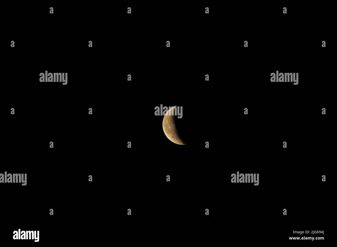Wunderschöner Mond auf schwarzem Hintergrund Schwarzer Himmel Nacht Aufnahme Astrologischer Mondschuss mit hohen Details hochauflösende Aufnahme des Mondes Stockfoto