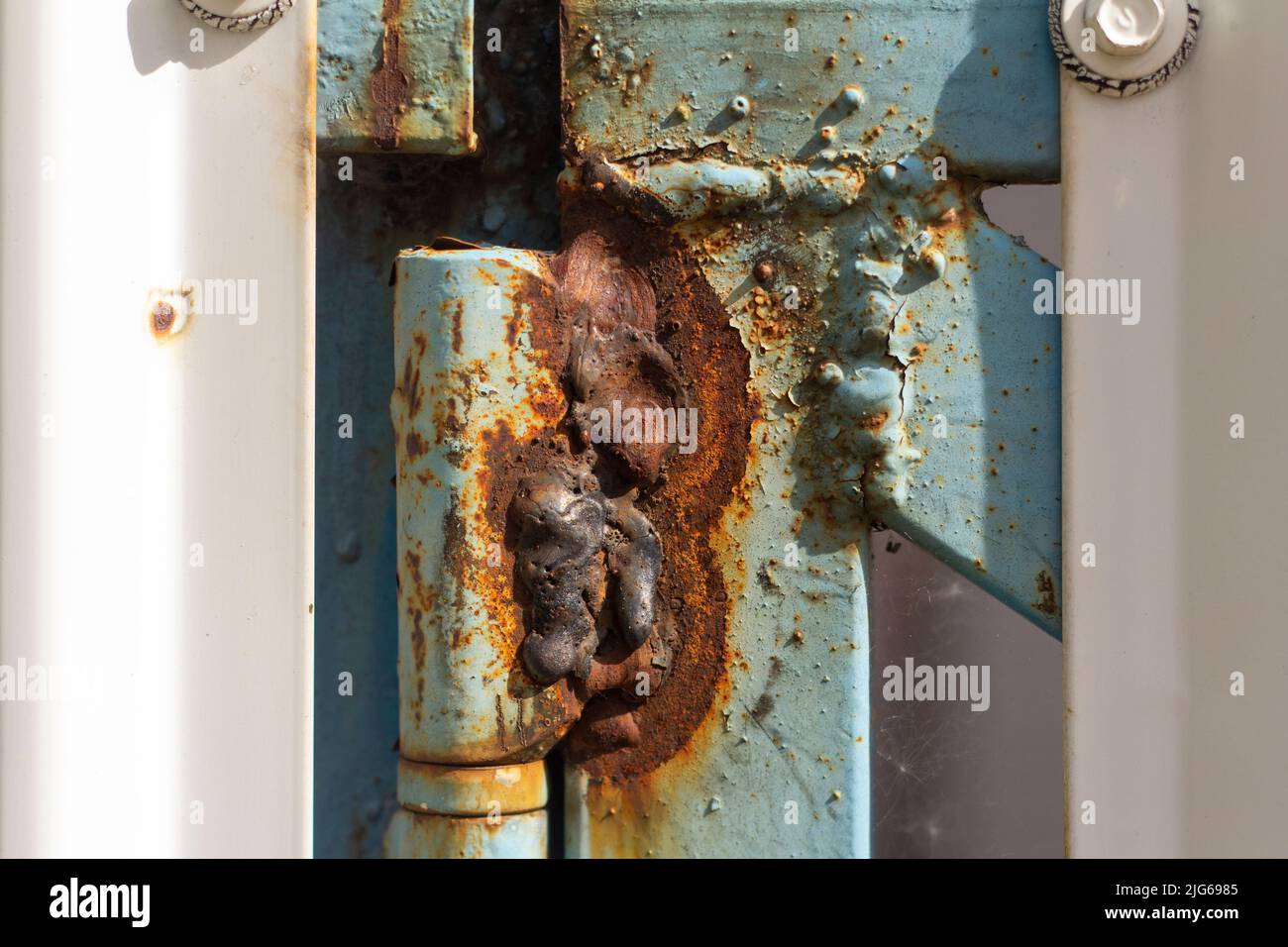 Rostige Metalltore auf rostigen Scharnieren.Nahaufnahme Stockfoto