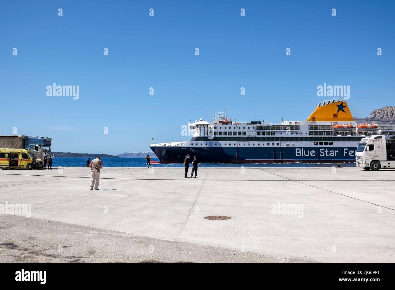Santorini, Griechenland 14. Mai 2021 Eine Fähre, die im Hafen von Athinios in Santorini