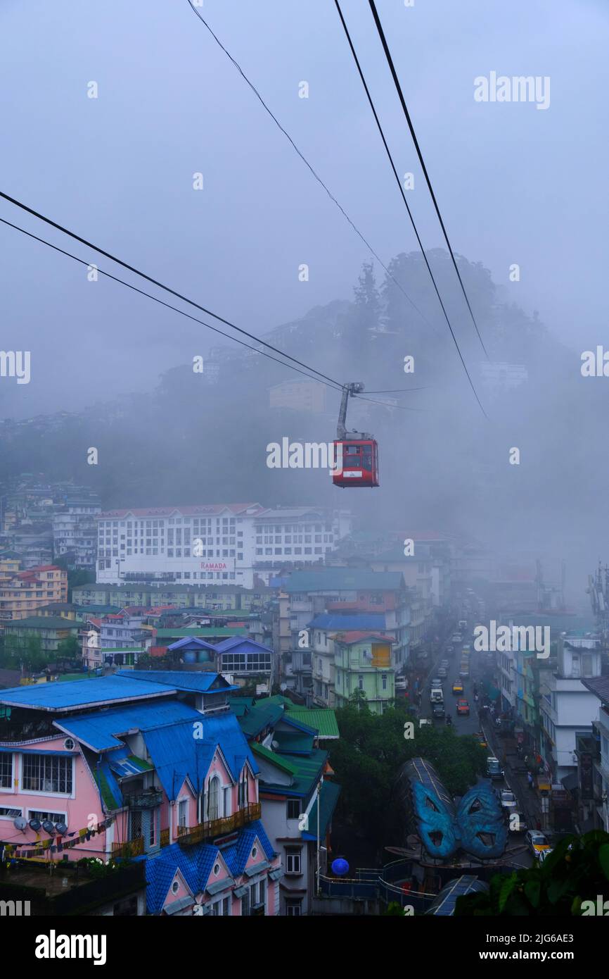 Gangtok, Sikkim - 16 2022. Juni genießen Touristen eine Seilbahnfahrt über die Stadt Gangtok. Atemberaubende Luftlandschaft von Sikkim. Bedeckt mit Nebel oder Nebel. Stockfoto