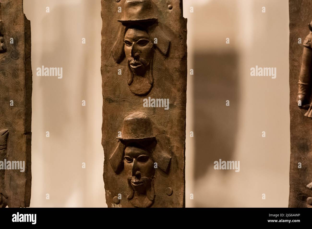 Die Benin-Bronzen, eine Gruppe von Skulpturen, die mindestens aus dem 16.. Jahrhundert im westafrikanischen Königreich Benin entstanden sind, werden im British Museum ausgestellt Stockfoto