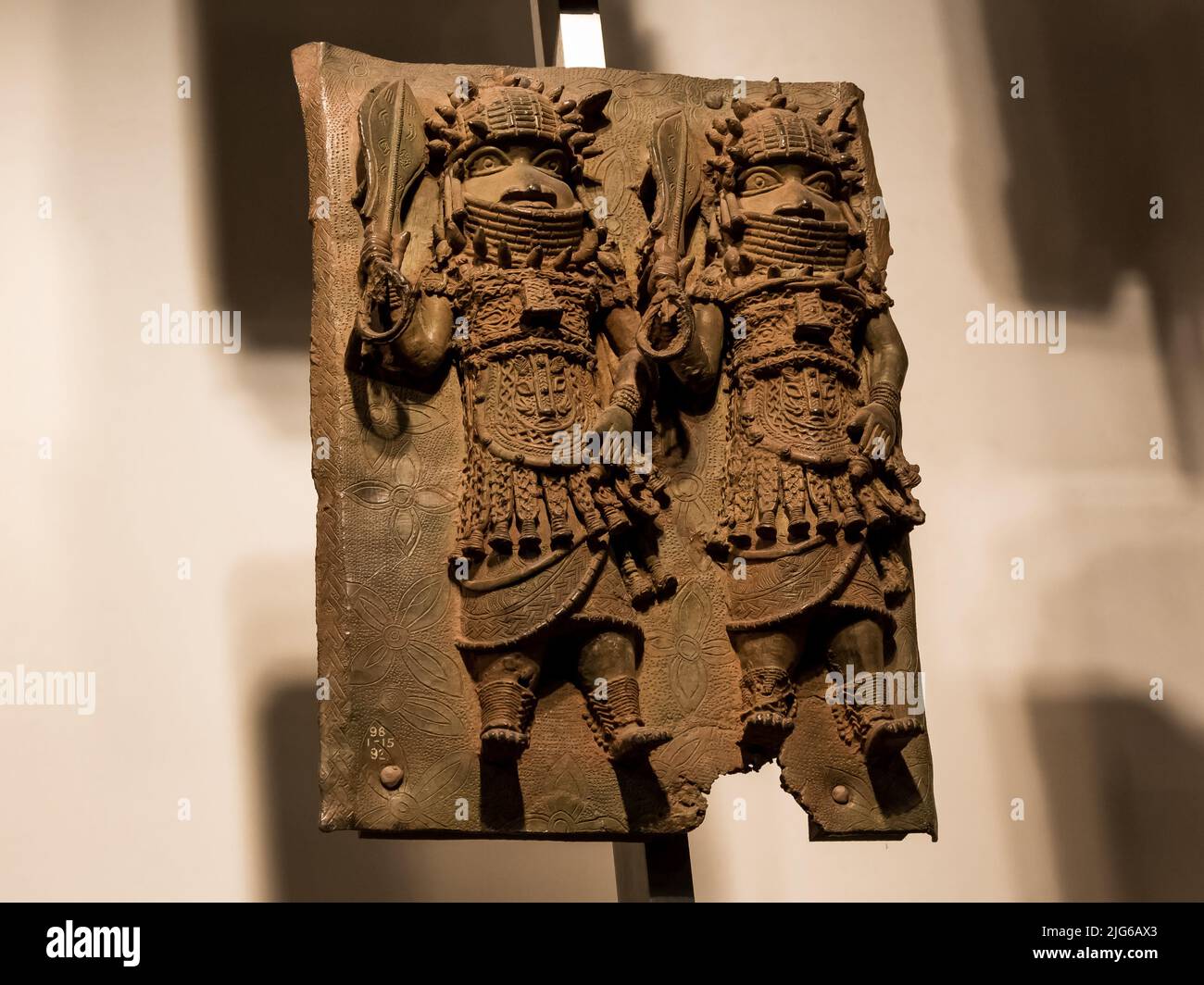 Die Benin-Bronzen, eine Gruppe von Skulpturen, die mindestens aus dem 16.. Jahrhundert im westafrikanischen Königreich Benin entstanden sind, werden im British Museum ausgestellt Stockfoto