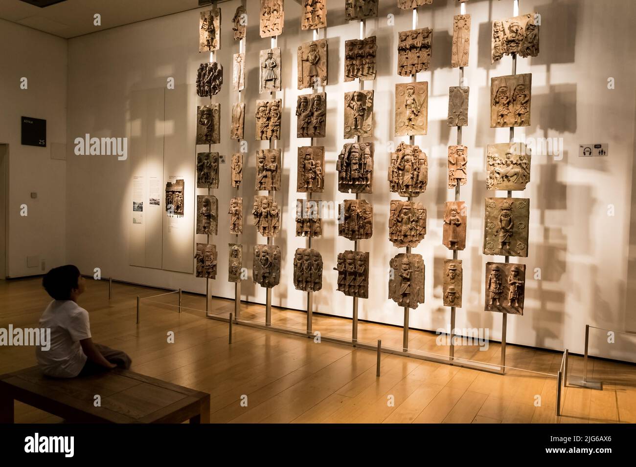 Die Benin-Bronzen, eine Gruppe von Skulpturen, die mindestens aus dem 16.. Jahrhundert im westafrikanischen Königreich Benin entstanden sind, werden im British Museum ausgestellt Stockfoto