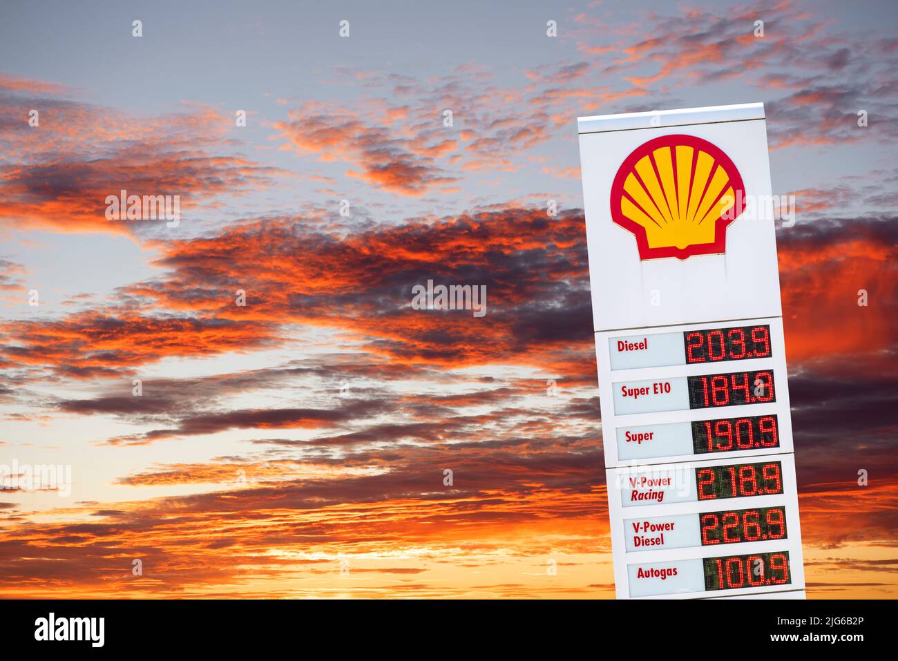 Preisschild an einer SHELL Tankstelle Stockfoto
