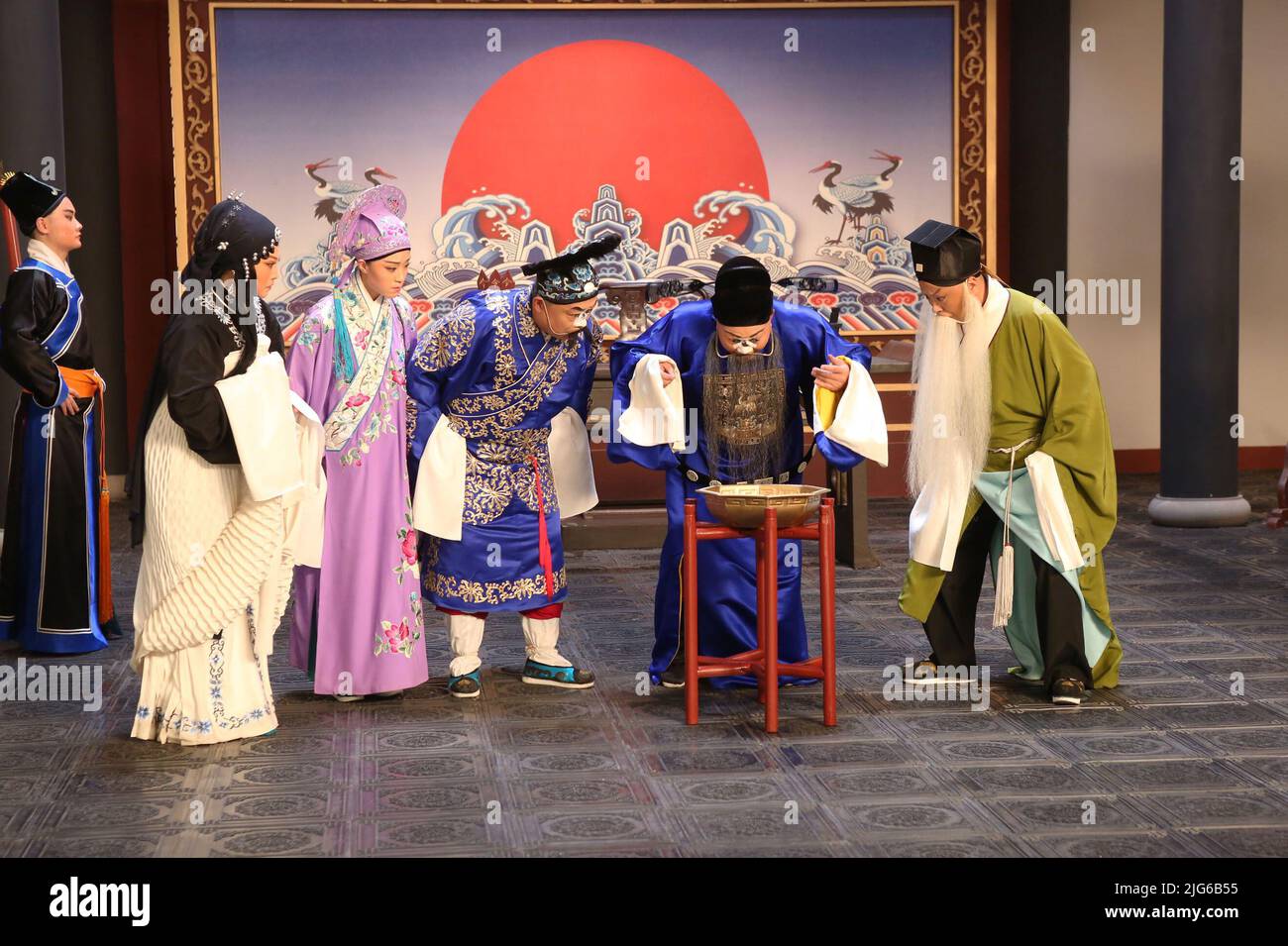 XI'an. 8.. Juli 2022. Das undatierte Foto zeigt eine Szene des Films „drei Bluttropfen“ der Qinqiang Opera aus dem Jahr 3D. ZUM FEATURE: Moderne Technologie treibt die jahrhundertealte Qinqiang-Oper an Quelle: Xinhua/Alamy Live News Stockfoto