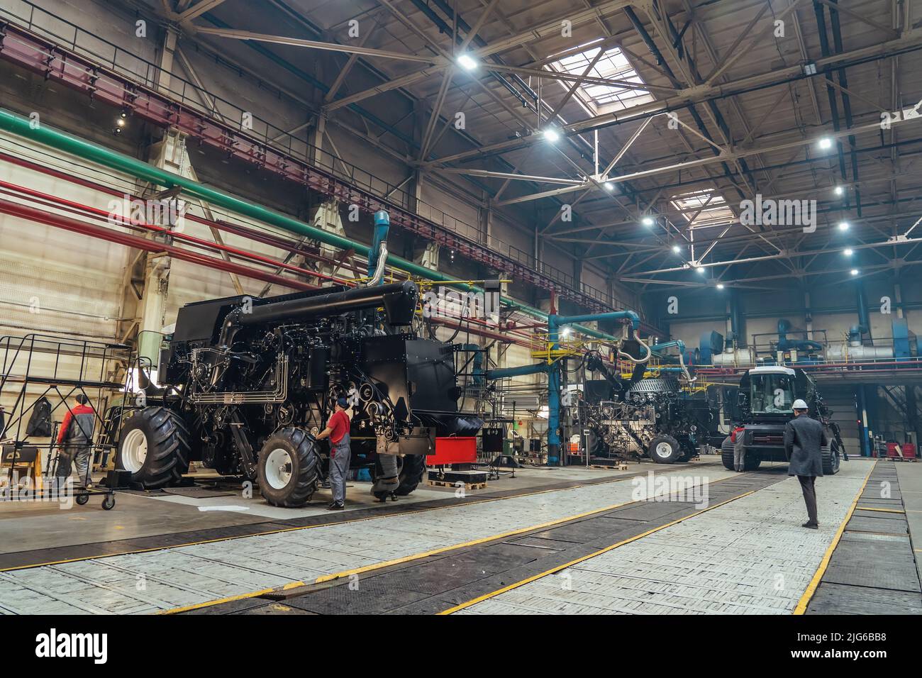 Werkshalle mit Mähdreschern montiert. Industrielle Produktion von Landmaschinen. Stockfoto