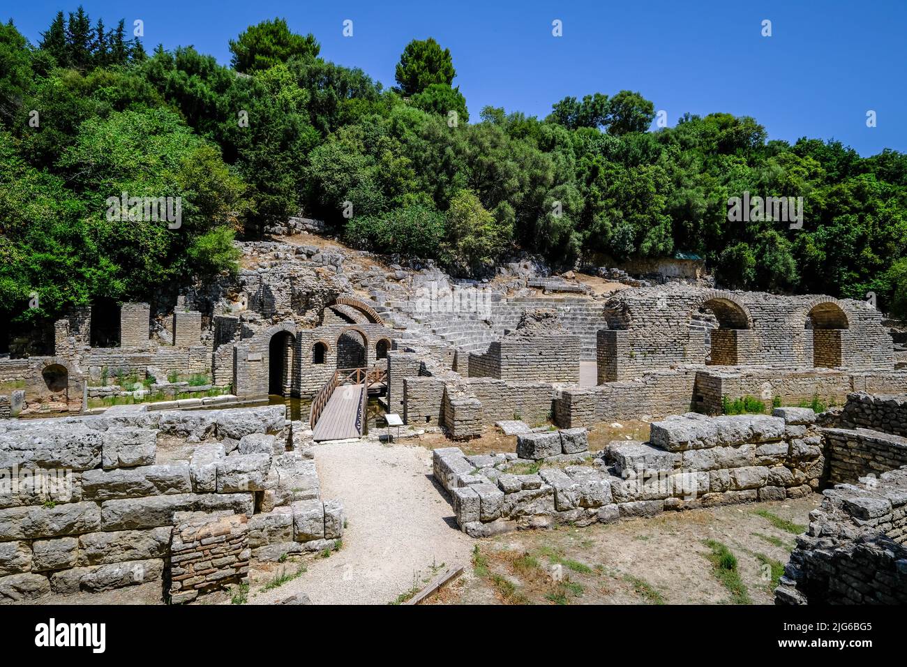 Butrint, Ksamil, Albanien - das Amphitheater im alten Butrint, Tempel des Asklepios und Theater, Weltkulturerbe zerstörte Stadt Butrint. Stockfoto