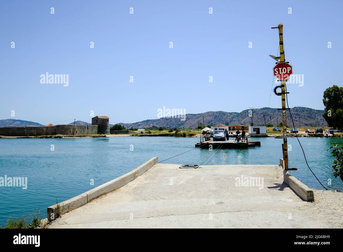 Butrint, Ksamil, Albanien - Seilbahn von Butrint nach Vrine über den Vivari-Kanal im alten Butrint, Weltkulturerbe-Ruinenstadt Butrint, Butrint Natio Stockfoto