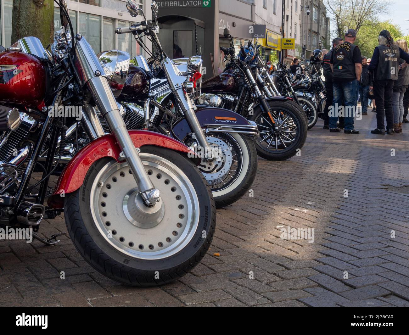Harley Davidson Motorräder Futter Abington Street in der Innenstadt von Northampton, UK; Teil einer jährlichen Charity Fund Raiser Stockfoto