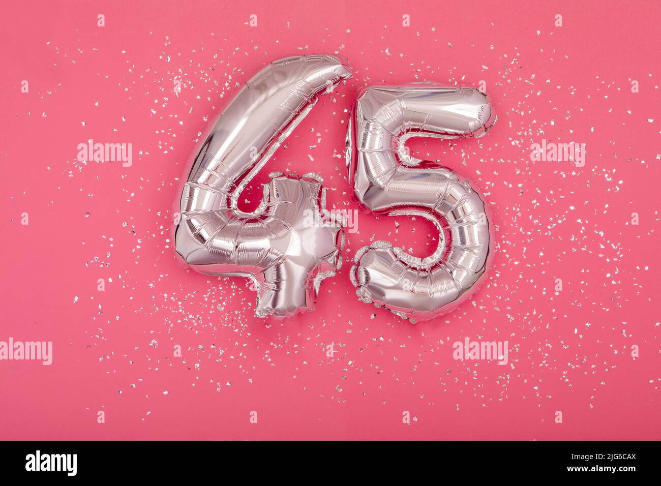 Silberner Ballon Form der Zahl fünfundvierzig 45 rosa Hintergrund Stockfoto