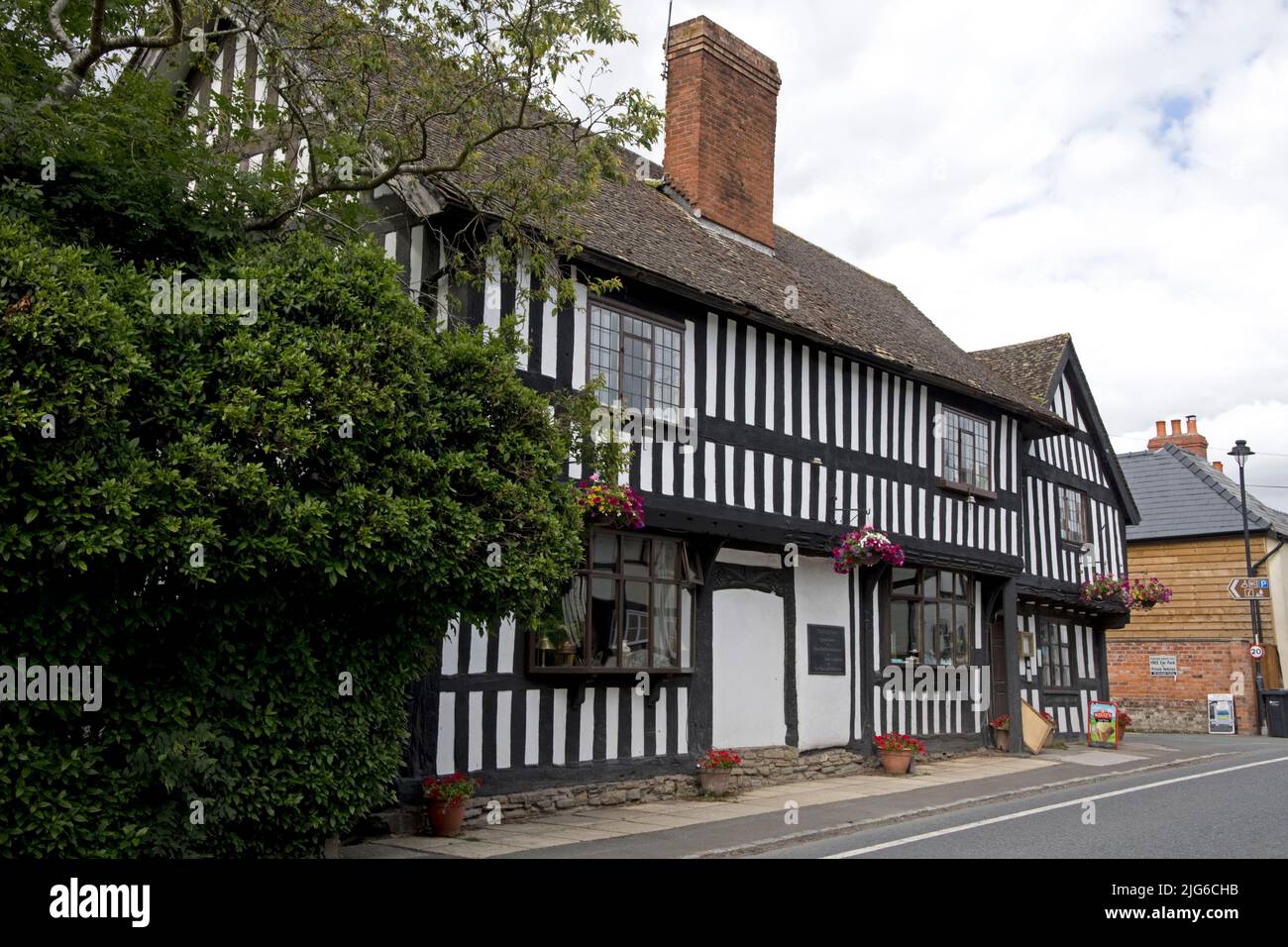 Das Kings House ein schwarz-weißes Fachwerkhaus aus dem 16.. Jahrhundert aus dem 16.. Jahrhundert ist heute ein Restaurant im mittelalterlichen Dorf Pembridge in Arro Stockfoto