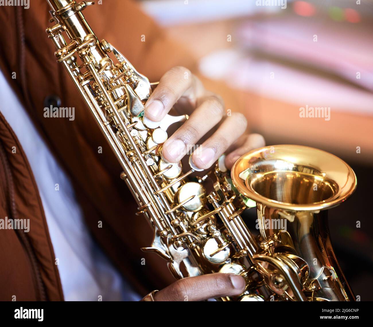 Musik machen mit Luft. Ausgeschnittene Aufnahme eines nicht erkennbaren männlichen Musikers, der zu Hause sein Saxophon spielt. Stockfoto