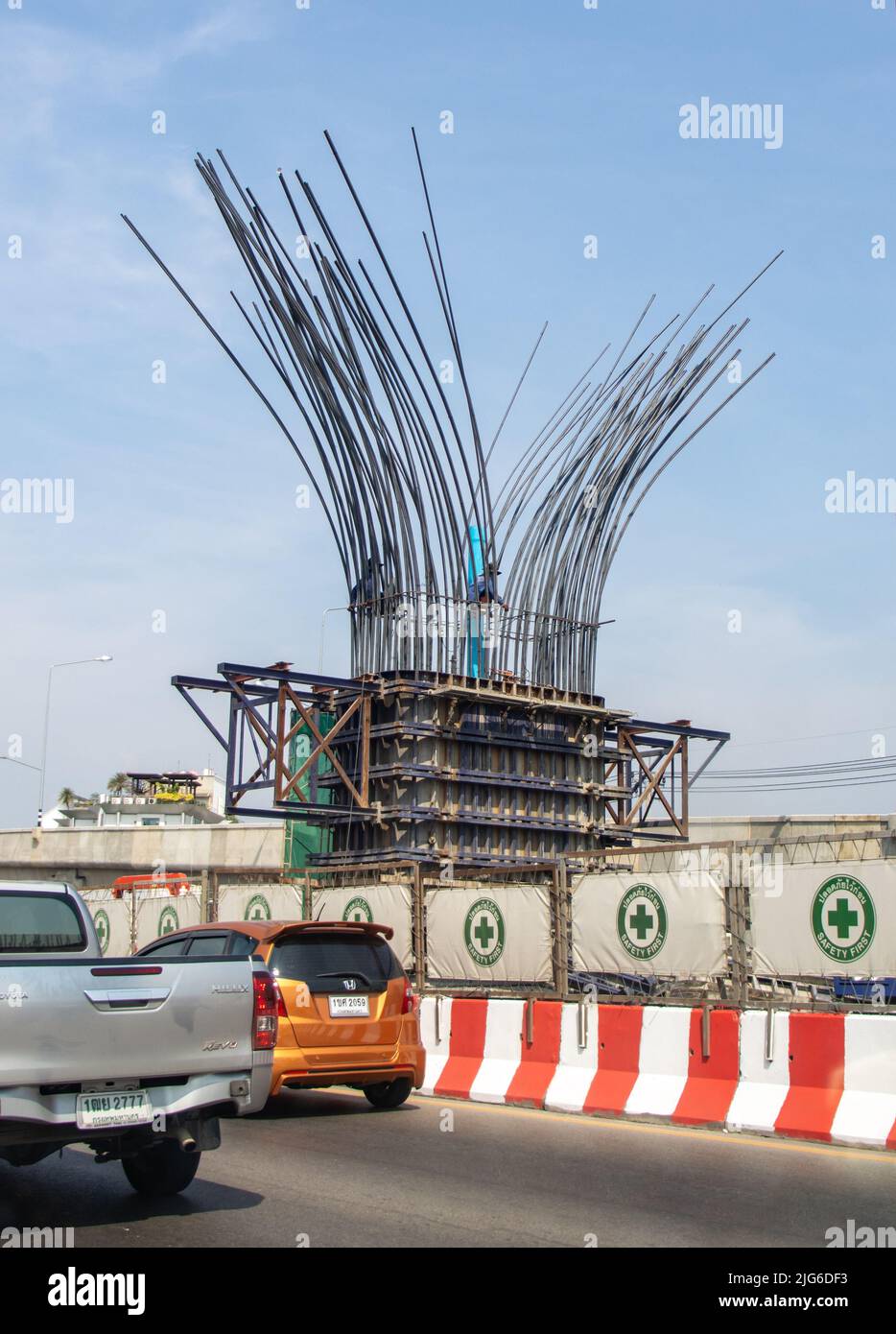 BANGKOK, THAILAND, MÄRZ 19 2022, ein Säulengebäude im Bau neben der Autobahn Stockfoto