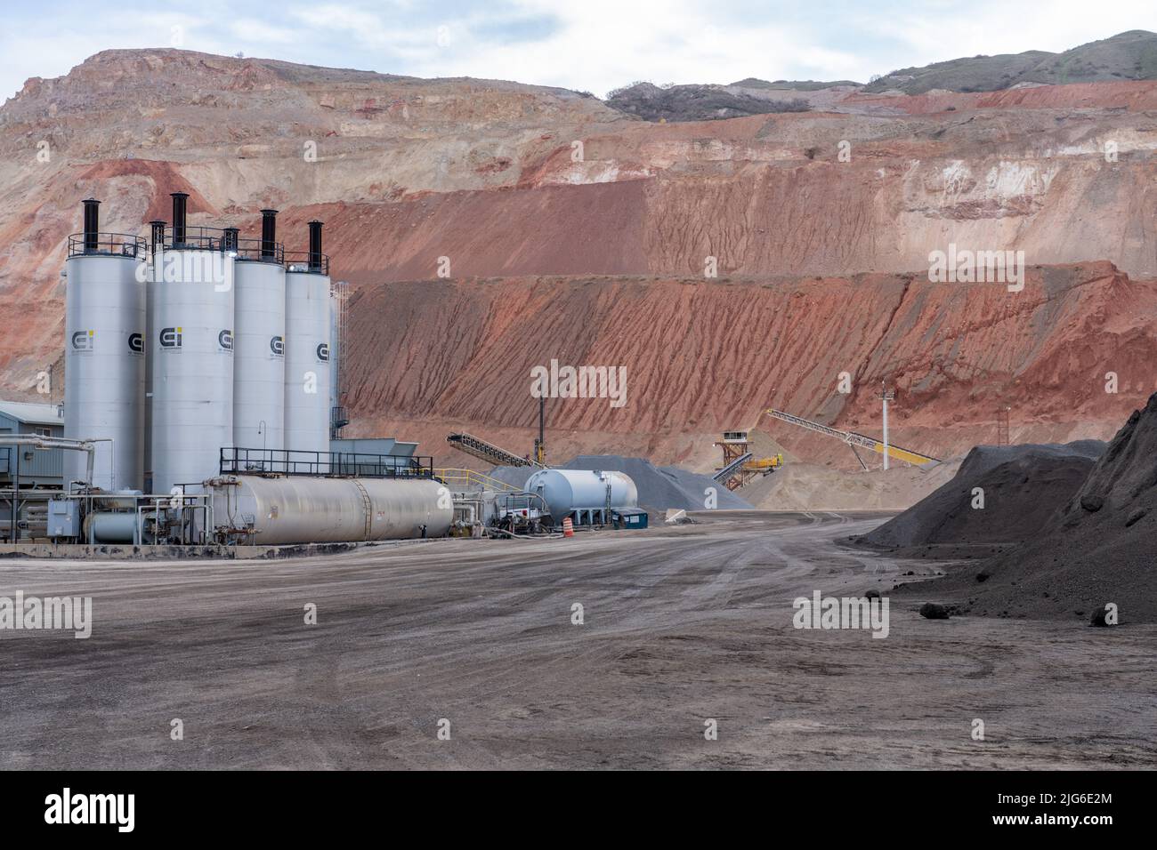 Eine industrielle Asphaltanlage in Utah. Stockfoto