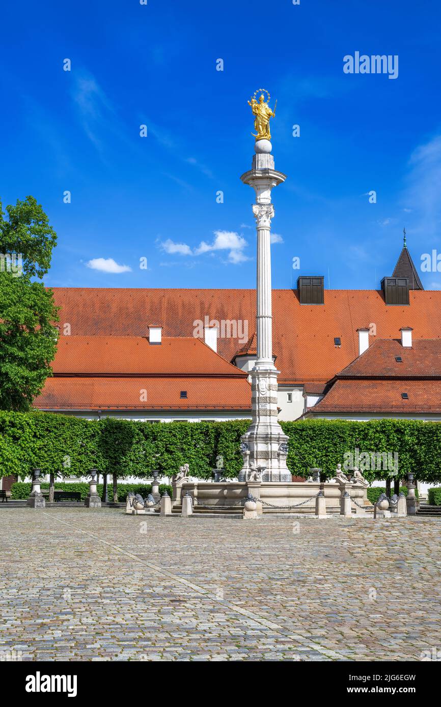 Historischer Residenzplatz in Eichstätt mit einer goldenen Marienkulputre Stockfoto