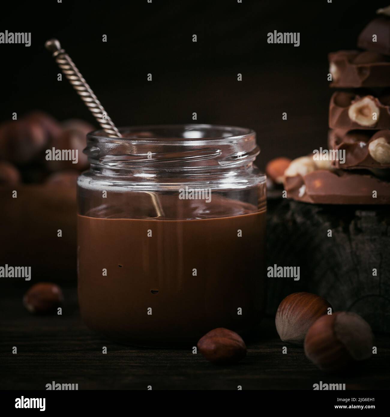 Hausgemachte Schokolade Haselnuss Milch auf einem dunklen Hintergrund verteilt Stockfoto