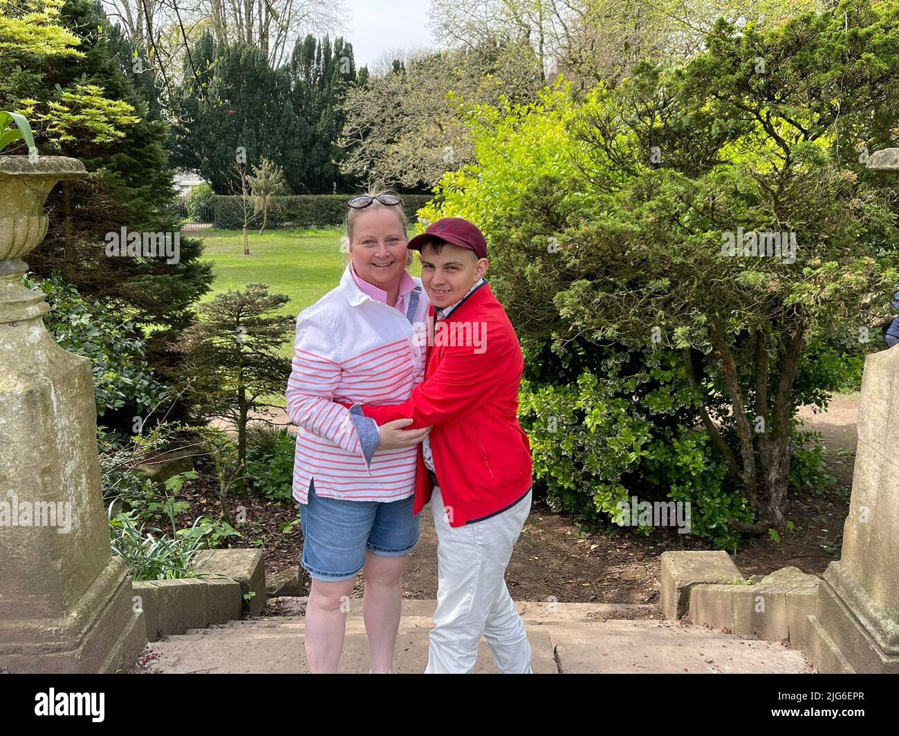 Undated Familie Handout Foto von Rachel Rankmore (links) mit Sohn Bailey Williams, 20, der an Epilepsie und Lernschwierigkeiten leidet und Celixir20 nimmt. Familien von Kindern mit Epilepsie haben von ihrer Verwüstung und Wut gesprochen, nachdem sie beschlossen hatten, die Einfuhr eines medizinischen Cannabisöls zu stoppen, von dem sie sagen, dass es „lebensrettend“ war. Ausgabedatum: Freitag, 8. Juli 2022. Stockfoto