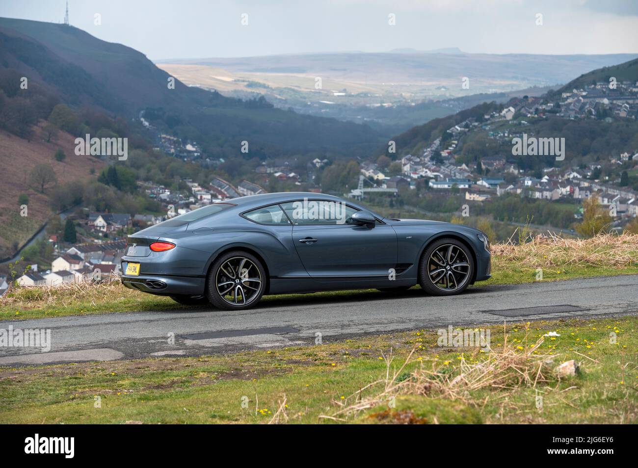 Ein Bentley Continental GT V8 im Bild über dem Rhymney Valley in South East Wales, Großbritannien 4 Liter V8 542 BHP Höchstgeschwindigkeit 198 mph 0-60 mph 3,9 s Stockfoto