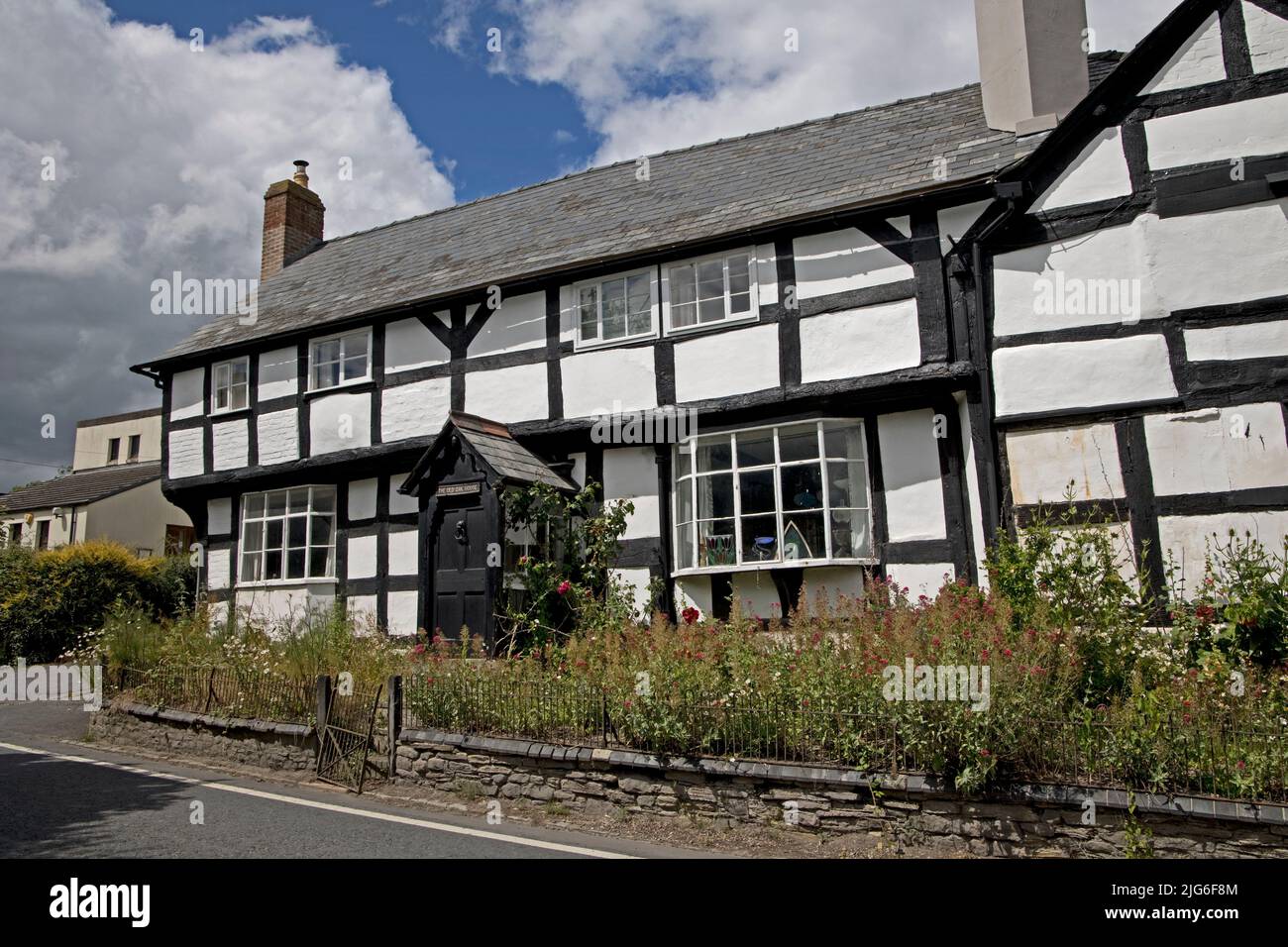 Das Old Oak House ist ein mittelalterliches schwarz-weißes Fachwerkhaus im mittelalterlichen Dorf Pembridge im Arrow Valley Herefordhire UK Stockfoto