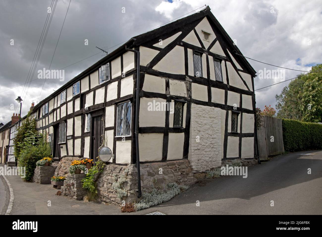 Mittelalterliche schwarz-weiße Fachwerkhäuser im mittelalterlichen Dorf Pembridge im Arrow Valley Herefordhire UK Stockfoto