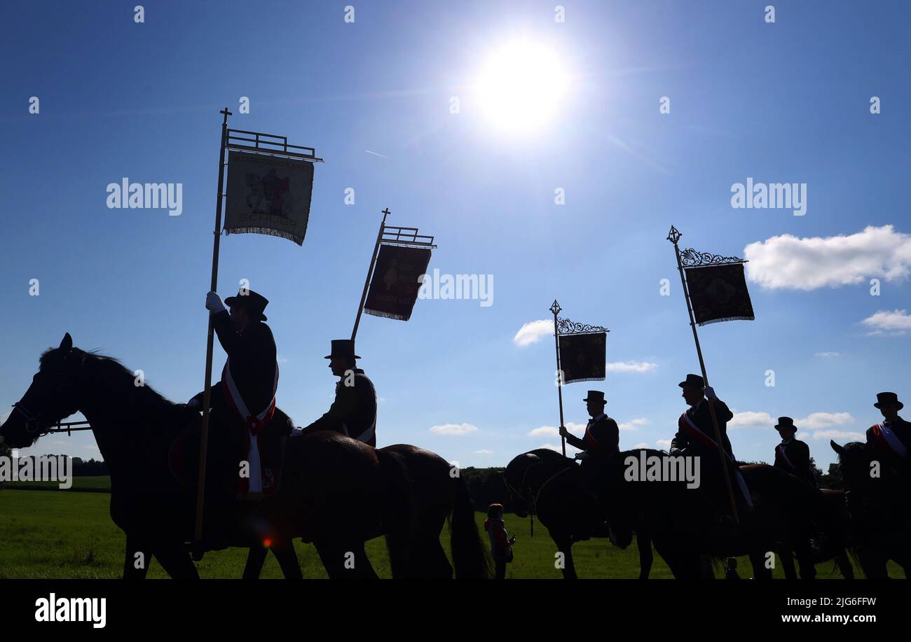 Bad Wurzach, Deutschland. 08.. Juli 2022. Die Teilnehmer der Pferdeprozession „Heilig-Blut-Fest“ reiten vom Dorfzentrum zum Berg Gottes. 66 Reitergruppen nahmen an der Pferdeprozession Teil, die als die zweitgrößte in Mitteleuropa gilt. Quelle: Karl-Josef Hildenbrand/dpa/Alamy Live News Stockfoto