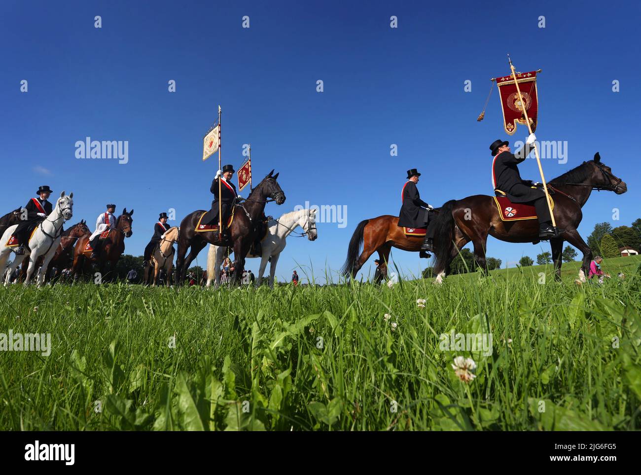 Bad Wurzach, Deutschland. 08.. Juli 2022. Die Teilnehmer der Pferdeprozession „Heilig-Blut-Fest“ reiten vom Dorfzentrum zum Berg Gottes. 66 Reitergruppen nahmen an der Pferdeprozession Teil, die als die zweitgrößte in Mitteleuropa gilt. Quelle: Karl-Josef Hildenbrand/dpa/Alamy Live News Stockfoto
