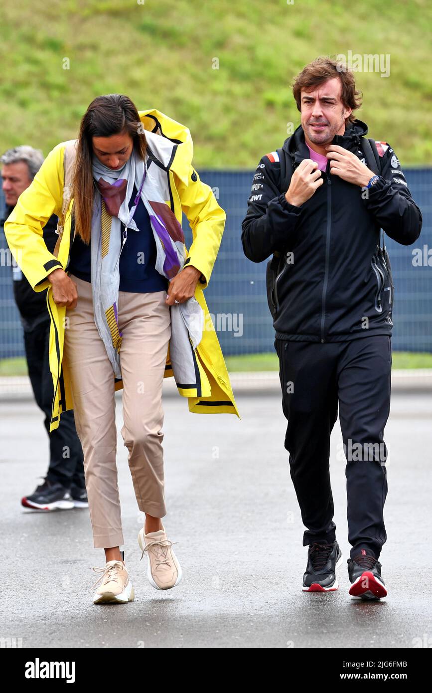 Spielberg, Österreich. 08.. Juli 2022. Spielberg, Österreich. 08.. Juli 2022. (L bis R): Andrea Schlager (AUT) Journalistin mit ihrem Freund Fernando Alonso (ESP) Alpine F1 Team. 08.07.2022. Formel 1 Weltmeisterschaft, Rd 11, Großer Preis Von Österreich, Spielberg, Österreich, Qualifizierender Tag. Der Bildnachweis sollte lauten: XPB/Alamy Live News. Kredit: XPB Images Ltd/Alamy Live News Kredit: XPB Images Ltd/Alamy Live News Stockfoto