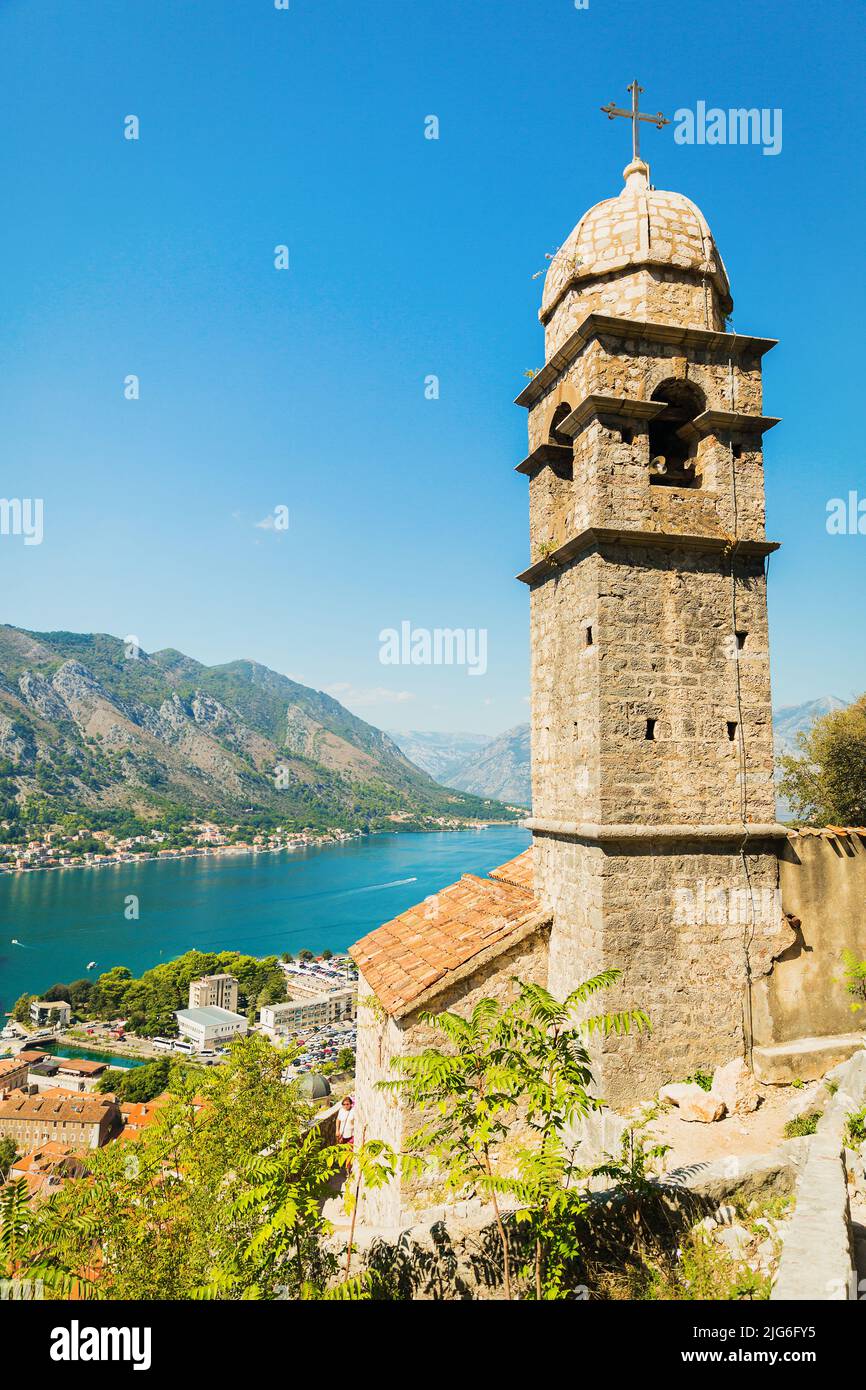 Blick auf Kirche, alte Mauern, Berge und Meer in der Altstadt von Kotor