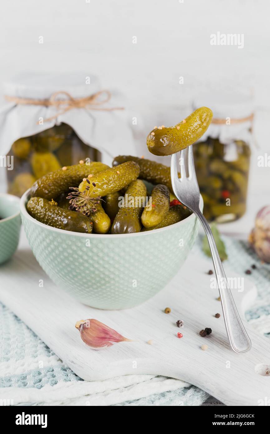 Konservierung von eingelegten Gurken, Gewürzen und Knoblauch Stockfoto