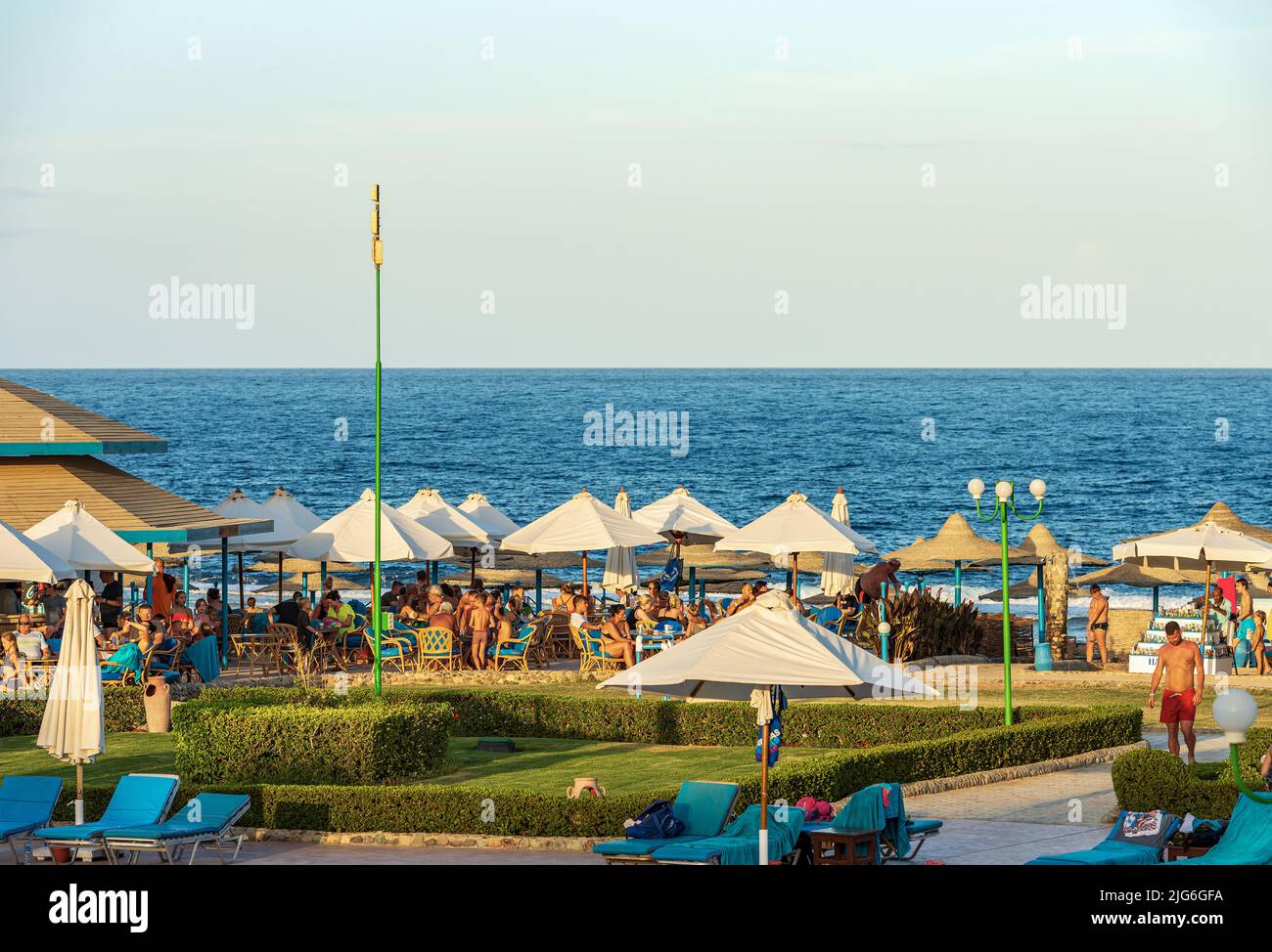 Seascape und schöner Strand an der Küste des Roten Meeres überfüllt mit Touristen an einem sonnigen Novembertag, in der Nähe von Marsa Alam, Ägypten, Nordafrika. Stockfoto