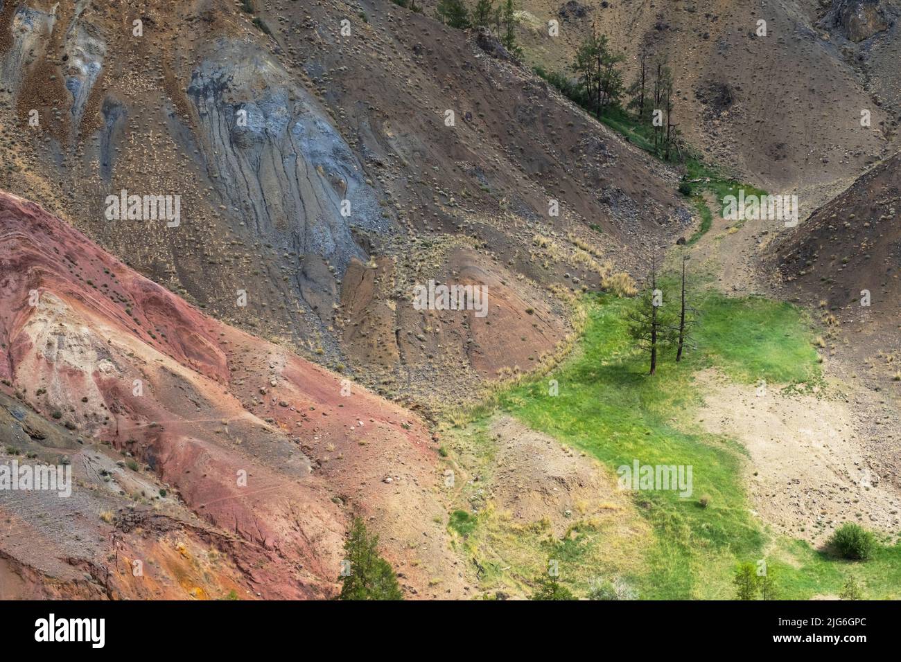 Farbenfrohe Hügel in der Republik Altai, genannt Mars 2. Natur Umwelt Hintergrund. Natürliche farbige Textur der Marssandstein-Landschaft im Altai Mountai Stockfoto