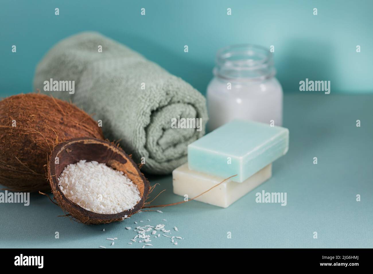 Bio Kokosöl und natürliche handgemachte Seife mit Kokosnuss Stockfoto