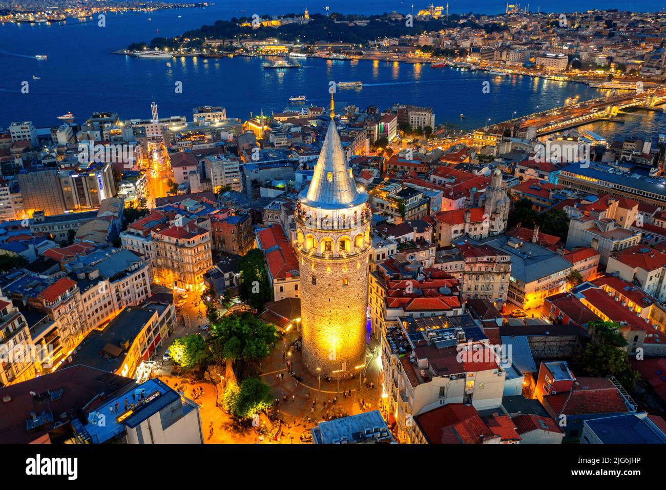 Galata-Turm bei Nacht in Istanbul, Türkei. Stockfoto