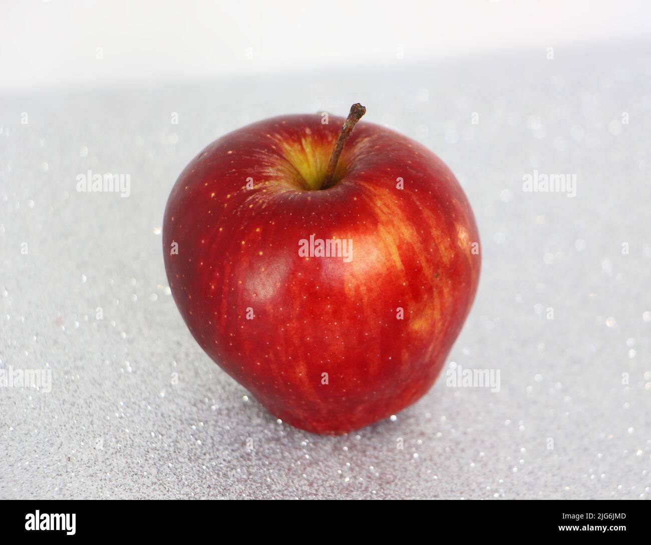 Leckerer süßer roter Apfel in einer silbernen Folie Box - Red Apple Images Stockfoto