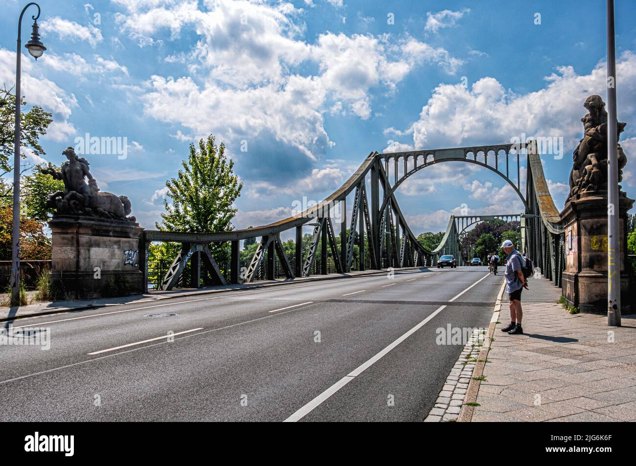 Die Glienicker Brücke über die Havel verbindet Potsdam, Brandenburg & Wannsee, Berlin und war während des Kalten Krieges ein sowjetischer Grenzkontrollpunkt Stockfoto