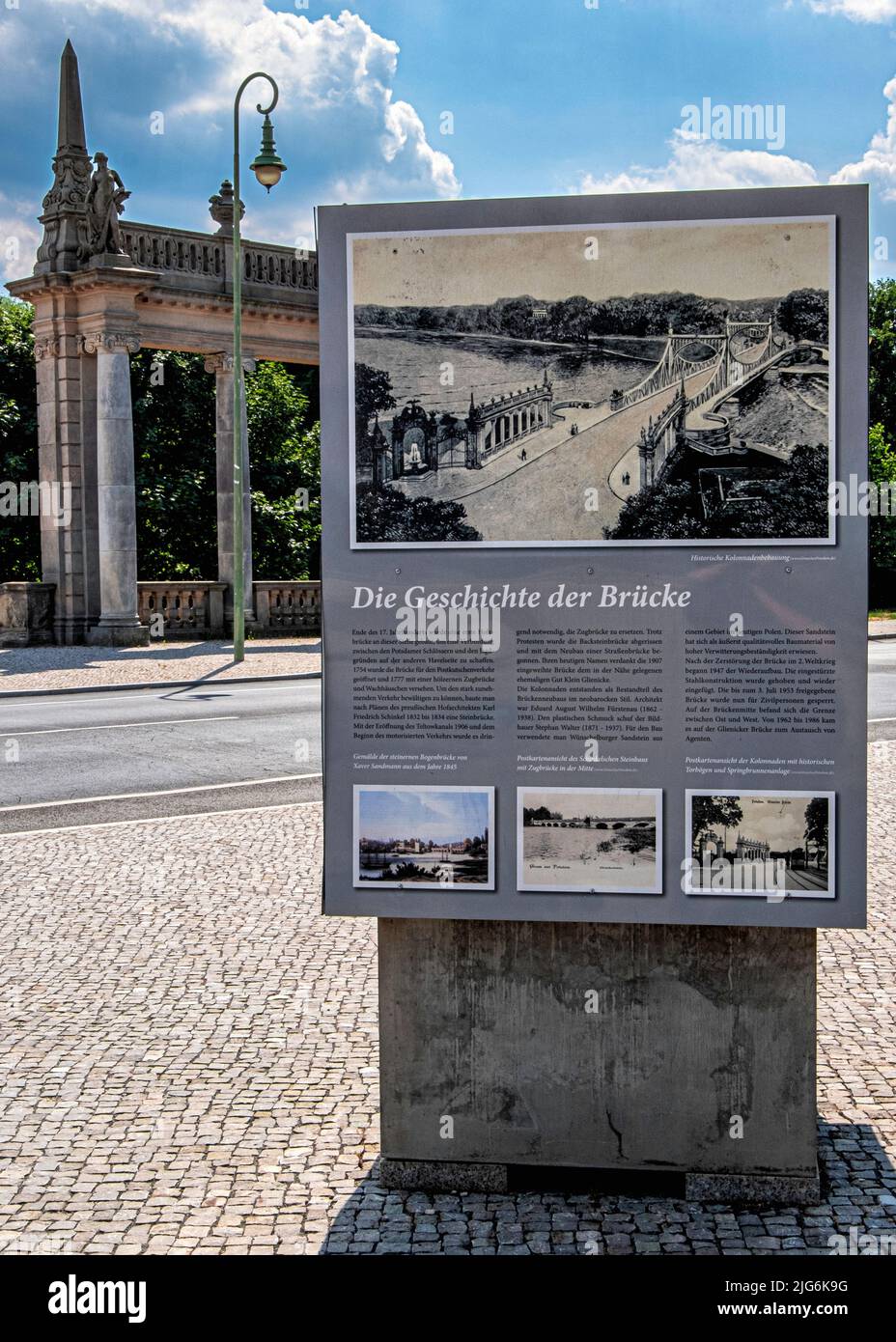 Infopost mit Brückengeschichte & Kolonnade, Architektursäule am westlichen Ende der Glienicker Brücke, Potsdam, Brandenburg, Deutschland Stockfoto