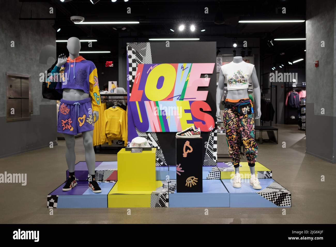 Die Adidas Love vereint die Kollektion, die 2021 zum ersten Mal den Pride Month feierte und alle Fröme der Liebe. Im Adidas-Store am Broadway in Greenwich, NYC. Stockfoto