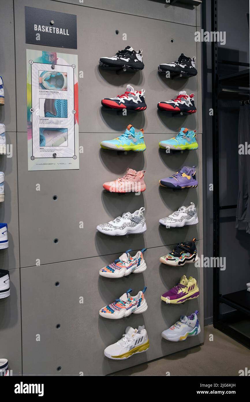 Eine farbenfrohe Präsentation von Adidas Basketballschuhen im Adidas-Store am Broadway in Greenwich, NYC. Sie werden von den besten NBA-Stars unterstützt. Stockfoto