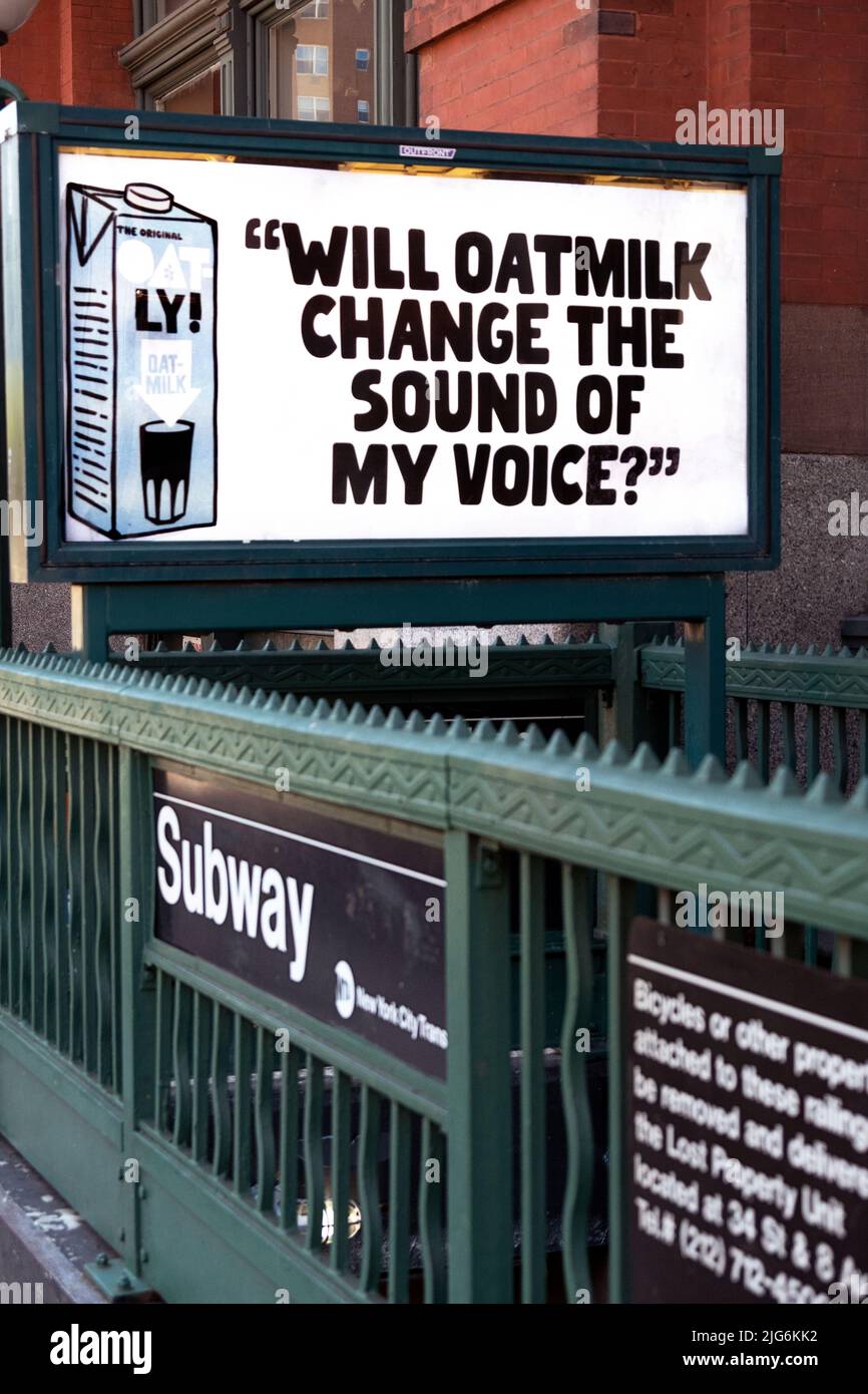Eine schrullige schlaue Werbung für Oatly Hafermilch am Eingang der U-Bahnstation Bleeker St. in Greenwich Village Stockfoto